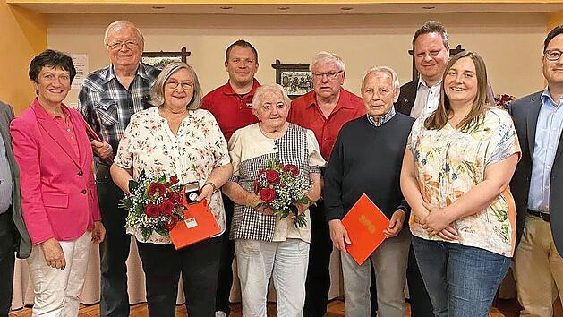 Glückwunsch an die Geehrten: Im Bild der ehemalige Ortsvereinsvorsitzende Detlef Weißmann, Kreisvorsitzende Inge Aures, Emil und Marianne Kolb, Zweiter Vorsitzender Timo Schneider, Elsa Grampp, Gerhard Herold, Fred Kögel, OB Ingo Lehmann, Zweite V...