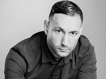 Eine Coaching-Woche zum Thema Selbstbewusstsein leitet der bekannte Regisseur und Choreograf Barish Karademir am Franz-Miltenberger-Gymnasium in Bad Brückenau.