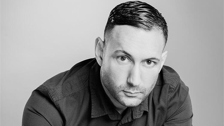 Eine Coaching-Woche zum Thema Selbstbewusstsein leitet der bekannte Regisseur und Choreograf Barish Karademir am Franz-Miltenberger-Gymnasium in Bad Brückenau.