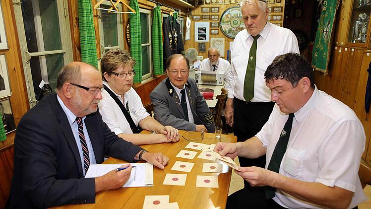 Bei Auswerten der Zielscheiben im Vereinszimmer der Edelweißschützen: v.l.n.r: Bürgermeister Werner Hipelius, Bürgervereinsvorsitzende Gisela Bosch, Werner Sattler, Vorsitzender der Schützengilde Hameln, an der Zirkelmaschine Heinz Jantschewsky, Oberschützenmeister Günter Bauer und Erster Vorsitzender der Edelweißschützen, Erwin Kropf.