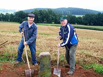 Walter Lugsch (links) und Ortsheimatpfleger Josef Beitzinger beim Aufrichten des Gedenksteins.Foto: heike Schülein