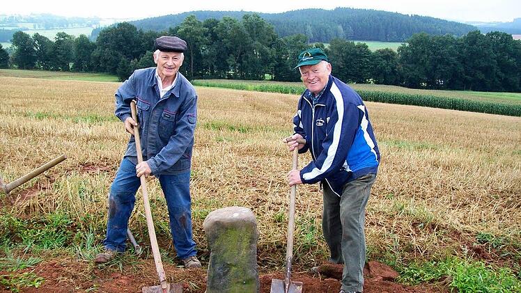 Walter Lugsch (links) und Ortsheimatpfleger Josef Beitzinger beim Aufrichten des Gedenksteins.Foto: heike Schülein