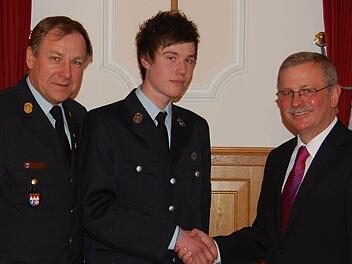 Rettete durch beherzten Einsatz ein Menschenleben: Jan Stürzenberger Kreisbrandrat Benno Metz (links) und Bürgermeister Gotthard Schlereth (rechts) dankten..  Fotos: Straub (2), Reeh