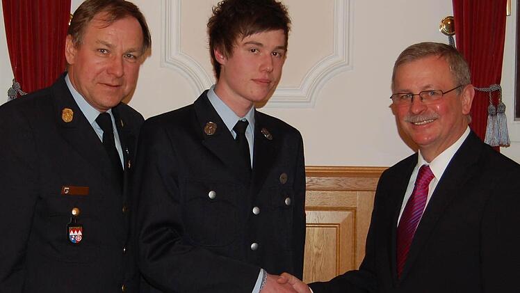 Rettete durch beherzten Einsatz ein Menschenleben: Jan Stürzenberger Kreisbrandrat Benno Metz (links) und Bürgermeister Gotthard Schlereth (rechts) dankten..  Fotos: Straub (2), Reeh