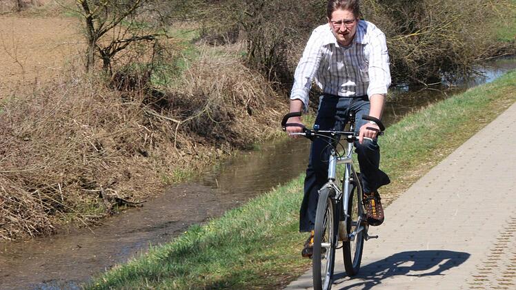 Steffen Lipfert, Leiter der Bauabteilung in Ebermannstadt, nutzt das schöne Wetter, um in der Pause mit dem Rad zum Mittagessen nach Hause zu fahren.