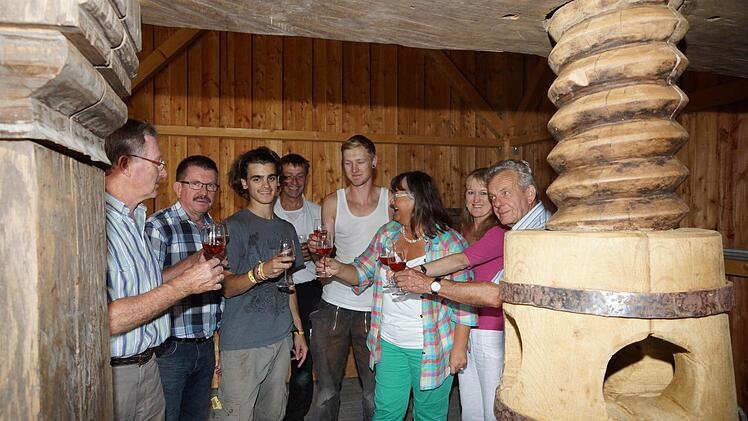 Förderkreismitglieder und das Team der Zimmerei Bornkessel stoßen auf die Arbeit an.