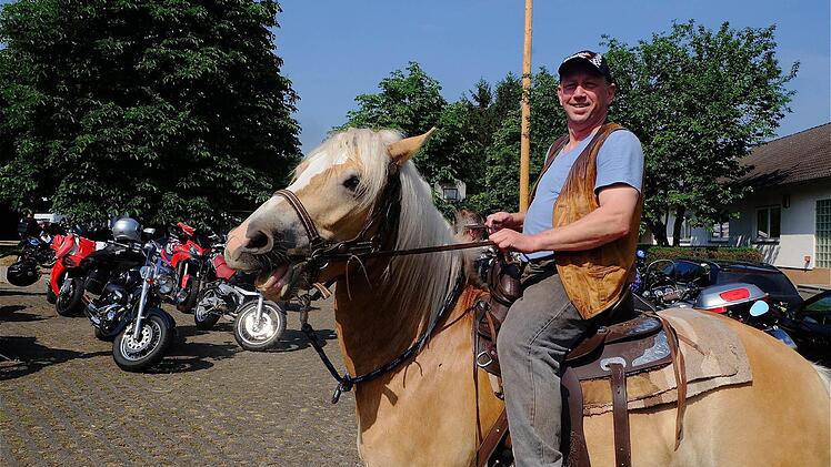 Mit seinem Haflinger-Pferd Max ist Reiner Neuland aus Völkersleier zum Motorrad-Gottesdienst gekommen. Foto: Gerd Schaar