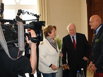 Selbst das Gespräch der Bad Brückenauer Bürgermeisterin Brigitte Meyerdierks mit den beiden Schlichtern wurde gefilmt. Foto: Ralf Ruppert