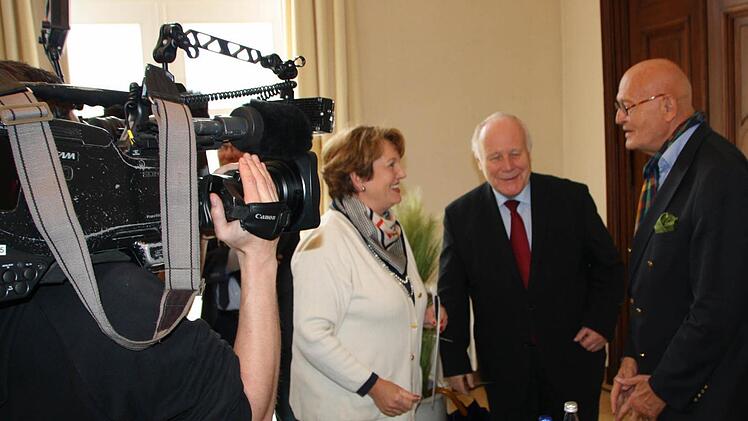 Selbst das Gespräch der Bad Brückenauer Bürgermeisterin Brigitte Meyerdierks mit den beiden Schlichtern wurde gefilmt. Foto: Ralf Ruppert