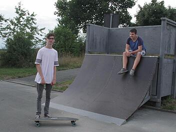 Christian Ziegler (links) und Bastian Taig finden die frisch sanierte Skateranlage hinter der Dreifachsporthalle in Marktleugast "chillig". Fotos: Sonja Adam