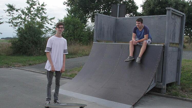 Christian Ziegler (links) und Bastian Taig finden die frisch sanierte Skateranlage hinter der Dreifachsporthalle in Marktleugast "chillig". Fotos: Sonja Adam