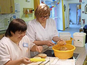 Mit Freude bei der Arbeit: Romy und ihre Kollegin arbeiten im Service des Ernst-Faber-Hauses.