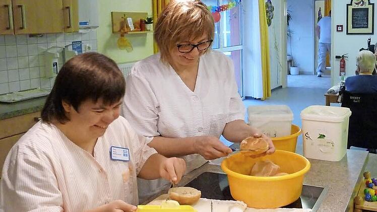 Mit Freude bei der Arbeit: Romy und ihre Kollegin arbeiten im Service des Ernst-Faber-Hauses.