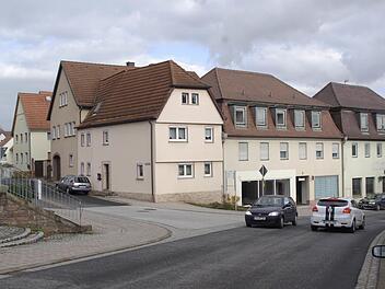 An dieser Stelle soll das neue Euerdorfer Rathaus gebaut werden, nur die Fassade der drei Gebäude soll erhalten bleiben. Foto: Winfried Ehling