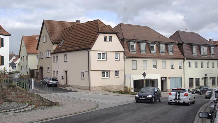 An dieser Stelle soll das neue Euerdorfer Rathaus gebaut werden, nur die Fassade der drei Gebäude soll erhalten bleiben. Foto: Winfried Ehling