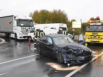Im Kreuzungsbereich hat es gekracht: Drei Fahrzeuge waren in einen Unfall an der Anschlussstelle Bamberg-Hafen verwickelt. Foto: Ronald Rinklef