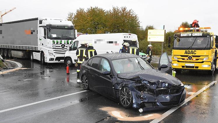 Im Kreuzungsbereich hat es gekracht: Drei Fahrzeuge waren in einen Unfall an der Anschlussstelle Bamberg-Hafen verwickelt. Foto: Ronald Rinklef
