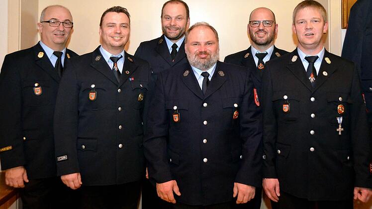 Im Rahmen der Jahresversammlung sprach die Feuerwehr Waldfenster einigen aktiven Mitgliedern Ehrungen für langjährige Treue aus (von links): KBI Ronald Geiß, Ralf Schlereth, Thomas Rink, Gerhard Müller, Stefan Schlereth und Kommandant Thomas Straub. Foto: Peter Rauch