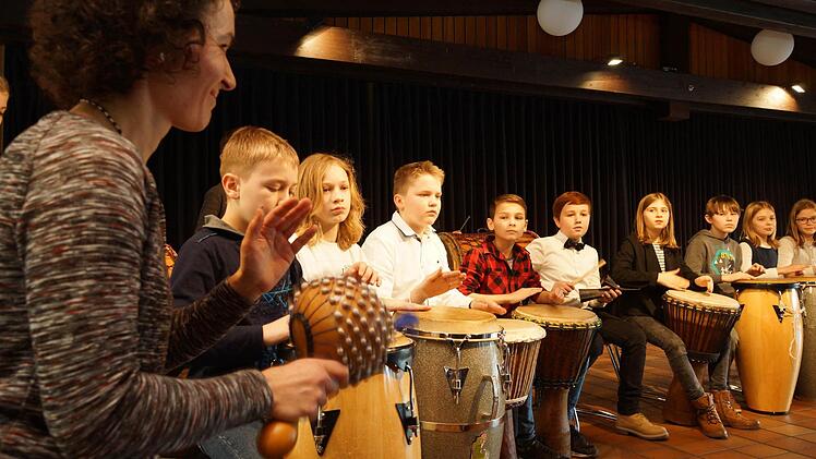 Die Percussiongruppe unter der Leitung von Ute Strehler spielt bei der Auszeichnungsfeier, ebenso der Chor. Foto: Arkadius Guzy