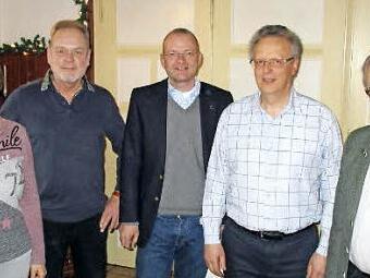 Ehrungen beim Akkordeon-Orchester (von links): Zweite Vorsitzende Elena Gronau, Gerald Schulz, Vorsitzender Hans Werner Pfitzer, Thomas Schmidt und Ulrich Gwosdzik  Foto: Bernd Gehrlicher