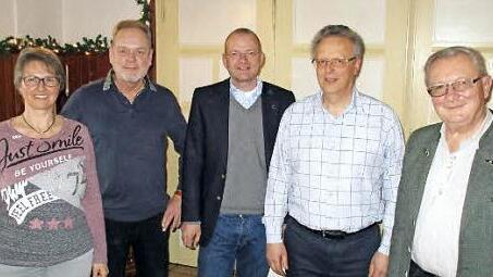 Ehrungen beim Akkordeon-Orchester (von links): Zweite Vorsitzende Elena Gronau, Gerald Schulz, Vorsitzender Hans Werner Pfitzer, Thomas Schmidt und Ulrich Gwosdzik  Foto: Bernd Gehrlicher