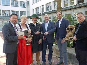 Gruppenbild mit Exponaten. Die Gründung des Zweckverbandes "Museen im Coburger Land" haben besiegelt: (von links) Martin Finzel, Hannelore Müller, Ulrich Platsch, Michael Busch, Sebastian Sonnauer und Martin Stingl. Foto: Berthold Köhler