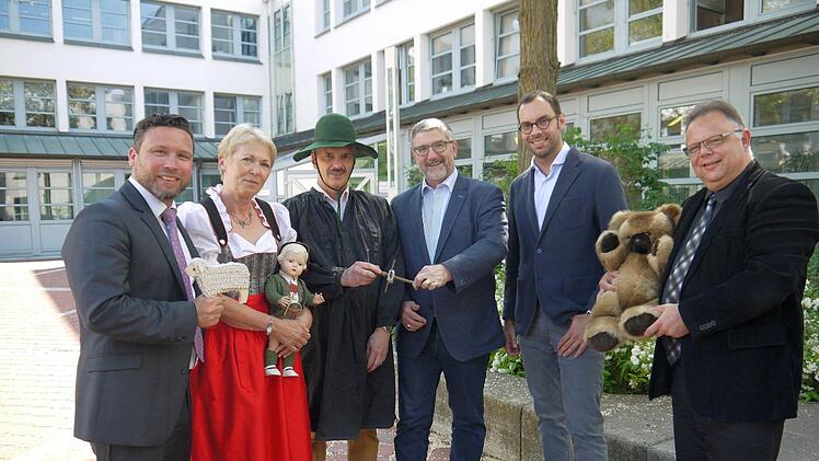 Gruppenbild mit Exponaten. Die Gründung des Zweckverbandes "Museen im Coburger Land" haben besiegelt: (von links) Martin Finzel, Hannelore Müller, Ulrich Platsch, Michael Busch, Sebastian Sonnauer und Martin Stingl. Foto: Berthold Köhler
