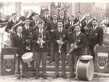 15 Musikanten spielten zur Gründung des Musikvereins Greßthal im Gründungsjahr 1967 auf, einige davon sind heute noch aktiv. Von links nach rechts stellten sich damals dem Fotografen: Josef Kaufmann (Tenorhorn), Willi Wolz (Schlagzeug), Hugo Schlereth (Tuba), Winfried Pfister (Trompete), Lorenz Müller (Tenorhorn), Rudi Schlereth (Trompete), Herbert Hofmann (Zugposaune), Alois Walter (Klarinette), Rudi Krismanski (Trompete), Bruno Nuß (Zugposaune), Erwin Ziegler (Tenorhorn), Robert Krapf (Trom...