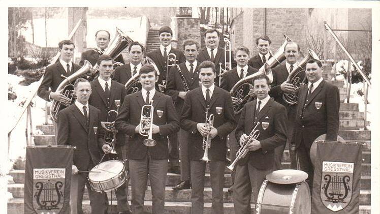 15 Musikanten spielten zur Gründung des Musikvereins Greßthal im Gründungsjahr 1967 auf, einige davon sind heute noch aktiv. Von links nach rechts stellten sich damals dem Fotografen: Josef Kaufmann (Tenorhorn), Willi Wolz (Schlagzeug), Hugo Schlereth (Tuba), Winfried Pfister (Trompete), Lorenz Müller (Tenorhorn), Rudi Schlereth (Trompete), Herbert Hofmann (Zugposaune), Alois Walter (Klarinette), Rudi Krismanski (Trompete), Bruno Nuß (Zugposaune), Erwin Ziegler (Tenorhorn), Robert Krapf (Trom...