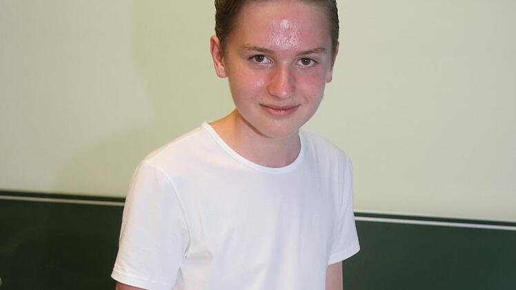 David Götz (14) demonstrierte, wie man aus Isomalt Lutscher zubereiten kann. Foto: Sonny Adam