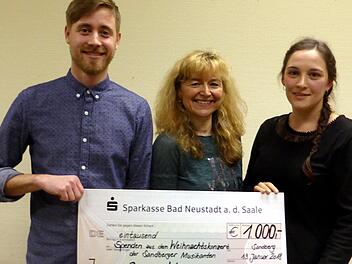 Spendenübergabe des Erlöses aus dem Weihnachtskonzert an die Georg Dechentreiter Wohlfahrts-Stiftung, Bebra: (von links) der stellvertretende Vorsitzende der Sandberger Musikanten, Lukas Kneier, die Vorsitzende Alexandra Hourle und Dirigentin Elisa Kleinhenz.Dominik Söder/Sandberger Musikanten
