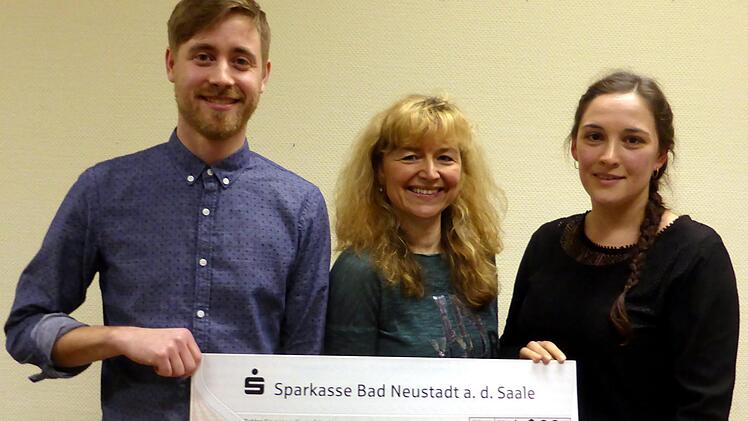 Spendenübergabe des Erlöses aus dem Weihnachtskonzert an die Georg Dechentreiter Wohlfahrts-Stiftung, Bebra: (von links) der stellvertretende Vorsitzende der Sandberger Musikanten, Lukas Kneier, die Vorsitzende Alexandra Hourle und Dirigentin Elisa Kleinhenz.Dominik Söder/Sandberger Musikanten