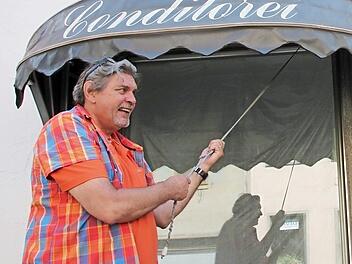 Das Foto zeigt Willi Michel im Sommer 2013 am früheren Café Bach, aus dem dann das Altstadtcafé wurde. Am Sonntag ist es zum letzten Mal geöffnet.  Foto: Archiv/Thomas Malz