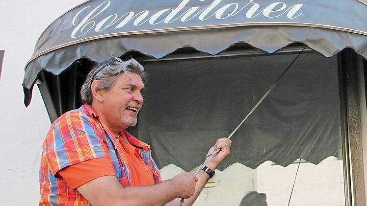 Das Foto zeigt Willi Michel im Sommer 2013 am früheren Café Bach, aus dem dann das Altstadtcafé wurde. Am Sonntag ist es zum letzten Mal geöffnet.  Foto: Archiv/Thomas Malz