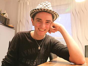 Mircos Markenzeichen ist der karierte Hut: Der junge Heroldsbacher hat erfolgreich seinen Lymphknotenkrebs bekämpft.  Foto: Ronald Heck