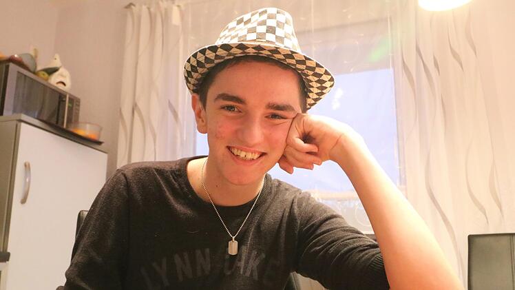 Mircos Markenzeichen ist der karierte Hut: Der junge Heroldsbacher hat erfolgreich seinen Lymphknotenkrebs bekämpft.  Foto: Ronald Heck