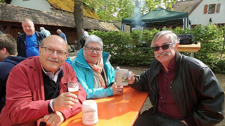 v.l. Peter Munkert, Petra und Eberhard Veith aus H&ouml;chstadt    Foto: Britta Schnake