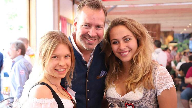 Tobias Döppelhan mit Rennfahrerin Sophia Flörsch und Sängerin Andrea Limmer (links). Foto: privat