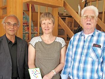 Hans-Joachim Baluses, Heike Hofmann und Erich Kalb bei der Übergabe der Spende an den Kindergarten Foto: Martin Koch
