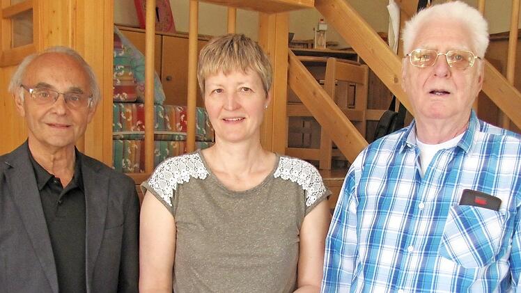 Hans-Joachim Baluses, Heike Hofmann und Erich Kalb bei der Übergabe der Spende an den Kindergarten Foto: Martin Koch