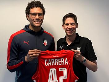 Michael Carrera (l.) hat einen Vertrag bis Saisonende bei Brose Bamberg unterschrieben und erh&auml;lt die Trikotnummer 42. Rechts daneben: Gesch&auml;ftsf&uuml;hrer Arne Dirks Foto: Brose Bamberg