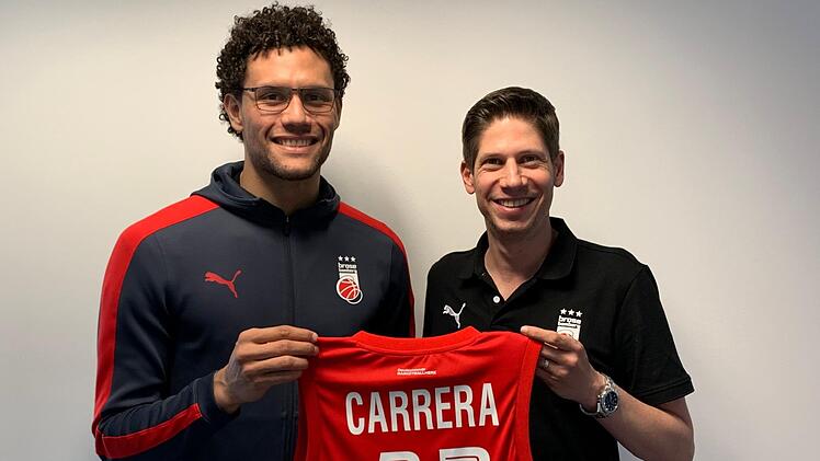 Michael Carrera (l.) hat einen Vertrag bis Saisonende bei Brose Bamberg unterschrieben und erh&auml;lt die Trikotnummer 42. Rechts daneben: Gesch&auml;ftsf&uuml;hrer Arne Dirks Foto: Brose Bamberg
