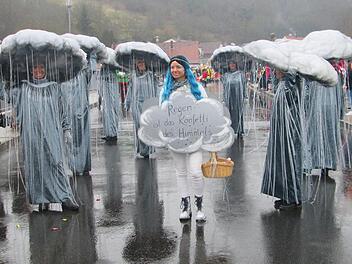 Regen ist das Konfetti des Himmels steht auf der Wolke der Gruppe Kolb.  Foto: Winfried Ehling