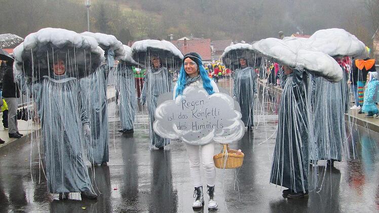 Regen ist das Konfetti des Himmels steht auf der Wolke der Gruppe Kolb.  Foto: Winfried Ehling