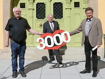 Leonhard Welscher aus Neukenroth überreichte 3000 Euro an die Benefizaktion "1000 Herzen für Kronach" Er ist überzeugt, dass gerade in Zeiten der Corona-Krise eine Hilfsaktion wie "1000 Herzen" besonders gebraucht wird.  Foto: K.- H. Hofmann