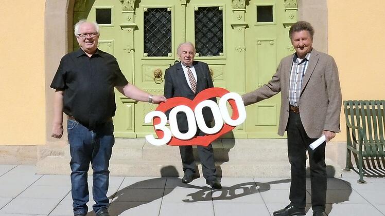 Leonhard Welscher aus Neukenroth überreichte 3000 Euro an die Benefizaktion "1000 Herzen für Kronach" Er ist überzeugt, dass gerade in Zeiten der Corona-Krise eine Hilfsaktion wie "1000 Herzen" besonders gebraucht wird.  Foto: K.- H. Hofmann