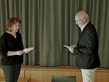 Ein (Nachhol-)Eid auf die Verfassung: Als neue Gemeinderätin ist am Dienstag bei der öffentlichen Gemeinderatssitzung Sonja Appel (ULB) von Bürgermeister Markus Oppelt (CSU) vereidigt worden. Sie nimmt den Platz von Ralf Nowak ein. Foto: Simon Albrecht