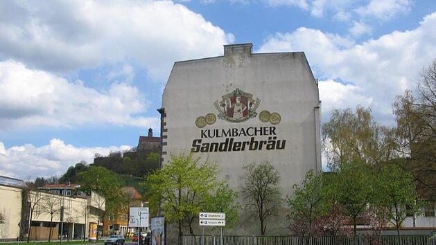 Vor einigen Jahren war die Sandler-Werbung an dem Gebäude Kronacher Straße 9 noch gut zu sehen, heute verschwindet sie mehr und mehr hinter den größer werdenden Bäumen.Erich Olbrich