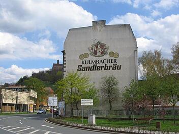 Vor einigen Jahren war die Sandler-Werbung an dem Gebäude Kronacher Straße 9 noch gut zu sehen, heute verschwindet sie mehr und mehr hinter den größer werdenden Bäumen.Erich Olbrich