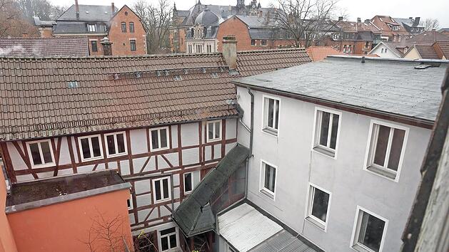 Etwa 50 Betten im Vorderhaus und kleine Appartements in dem Rückgebäude (Mitte und rechts) könnten in einem Hostel in der Judengasse entstehen.
